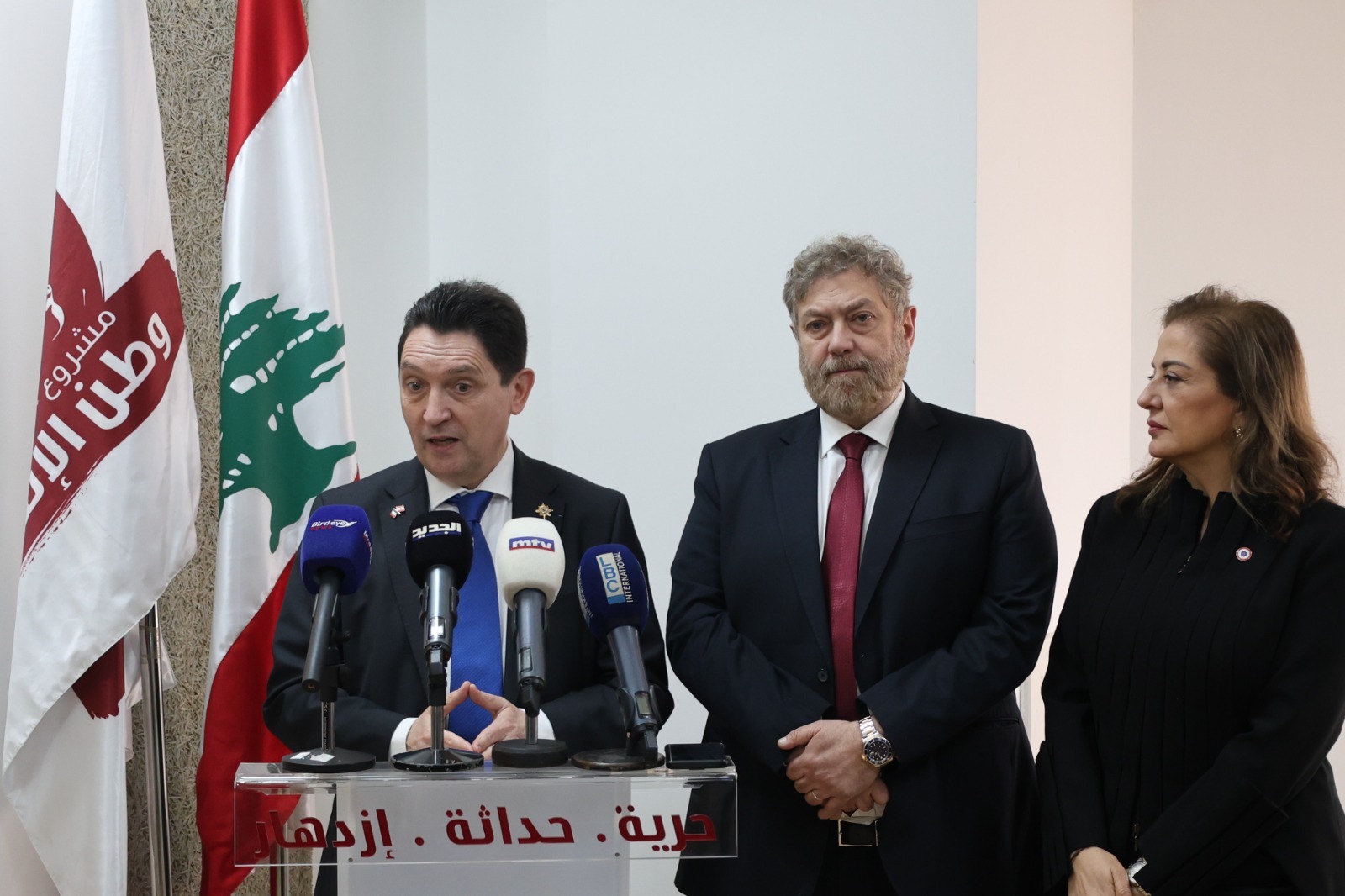 السيناتور أوليفيه كاديك يزور مقر "وطن الإنسان" ويلتقي افرام