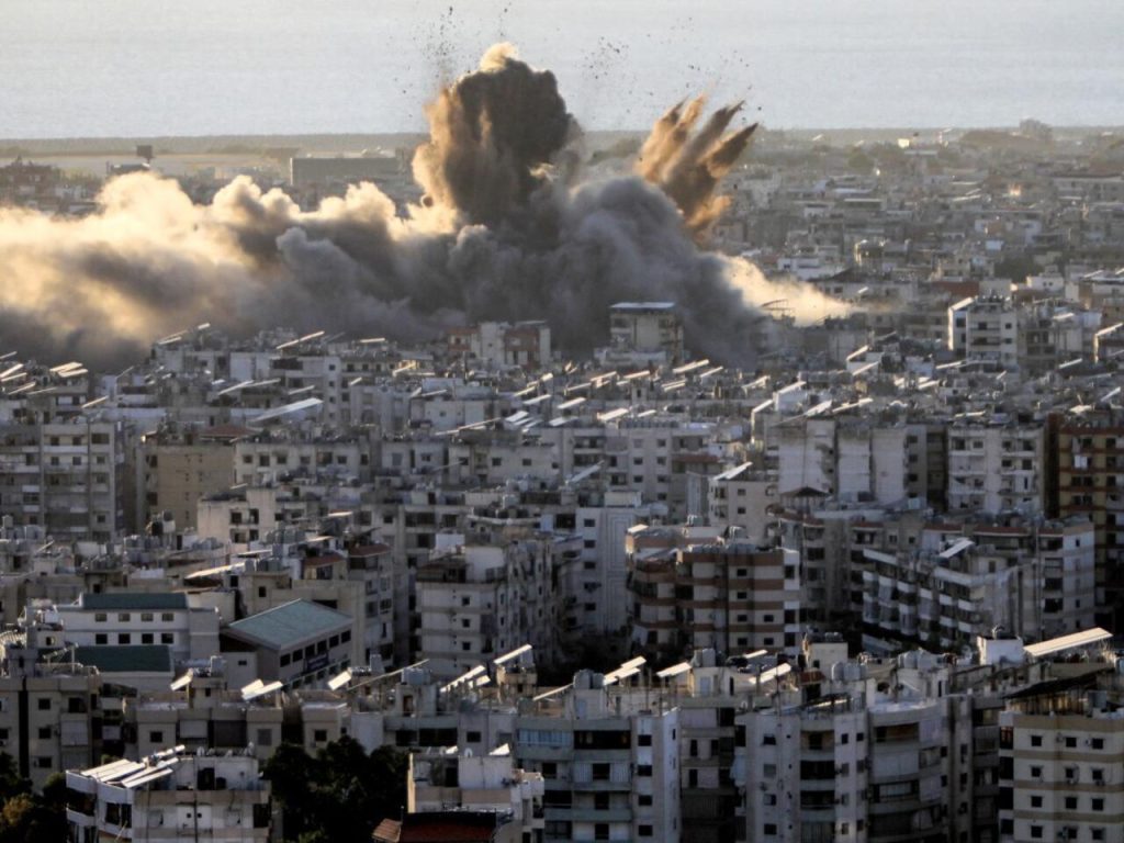 تصاعد الدخان من الأراضي اللبنانية بعد غارات إسرائيلية