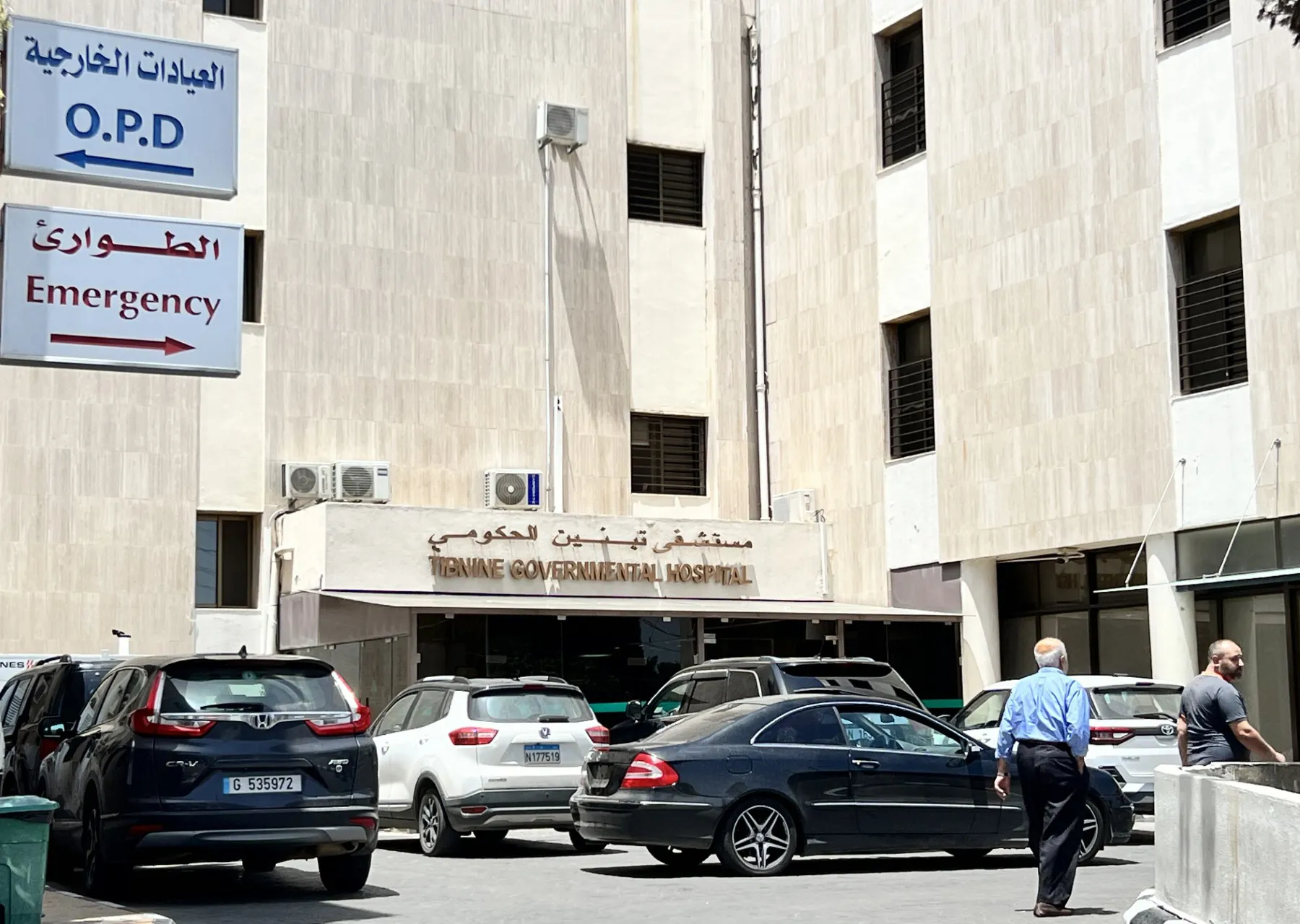 بالفيديو : لحقت أضرار بقسم الطوارئ في مستشفى تبنين، وذلك جراء غارة إسرائيلية استهدفت المبنى المقابل للمستشفى مباشرة.
