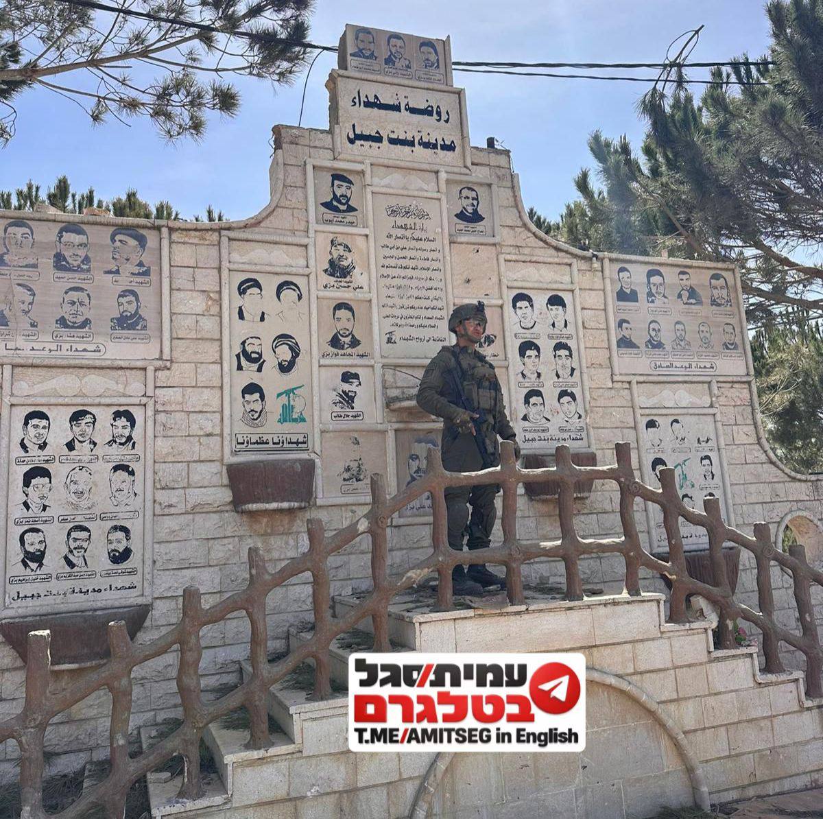 صورة لجندي اسرائيلي قرب نصب تذكاري لـ"شهداء" حزب الله في بنت جبيل