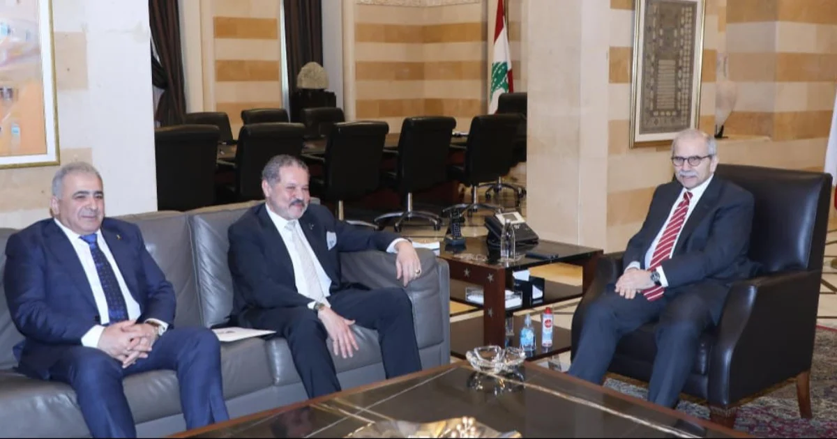 نواف سلام يستقبل مبعوث الرئيس الفلسطيني: بحث أوضاع المخيمات