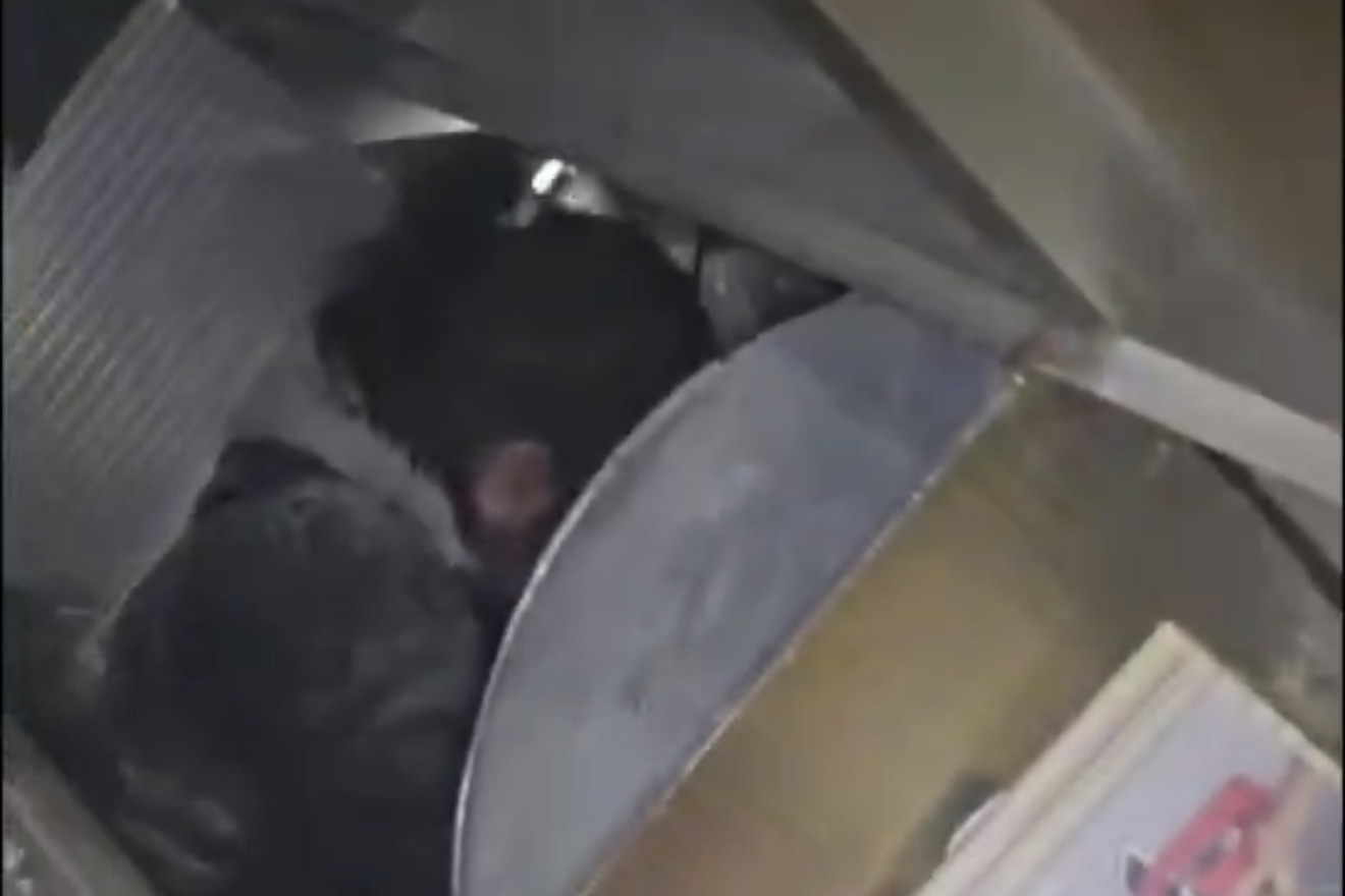 فيديو للحظة انتشال طفلة من تحت الانقاد في بيروت