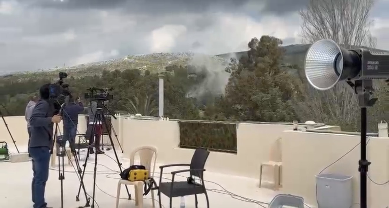 بالفيديو- قصف مدفعي بمحيط تواجد الصحافيين في ابل السقي