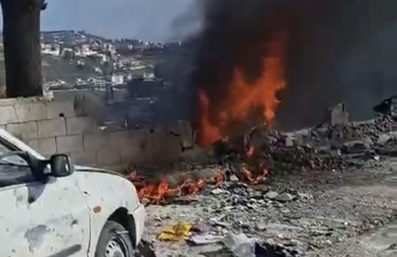 مشاهد لحجم الدمار جراء الغارة التي استهدفت منزلًا قرب مستشفى تبنين