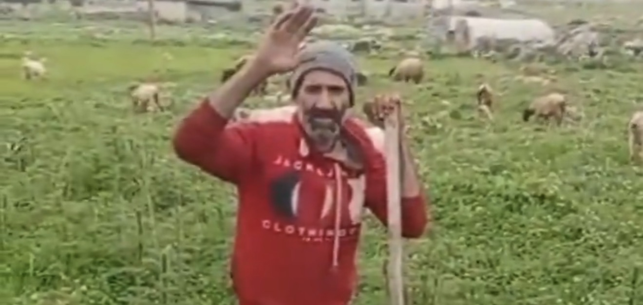 بالفيديو- تخلى عن شعارات "الصمود".. رسالة عفوية من راعي لبناني لـ أفيخاي أدرعي تشعل المواقع!