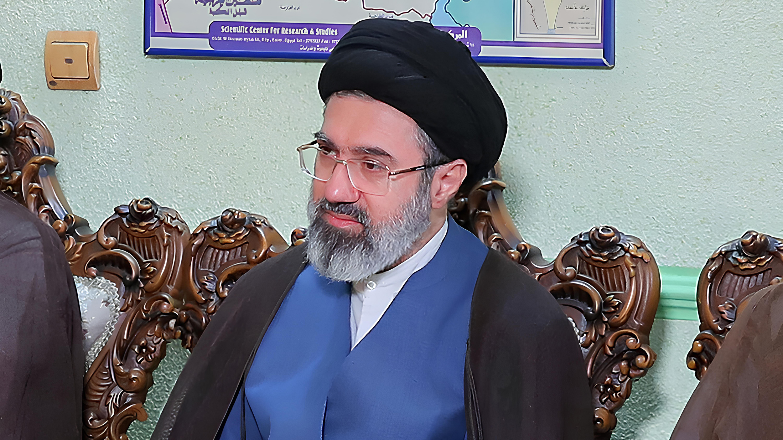 بالفيديو-حــــزب الله يستفز الشعب اللبناني بصورة عملاقة لمجتبى الخامنئي في بيروت