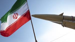 إيران تتوعد برد صارم وتحذر المنطقة من التعاون مع واشنطن