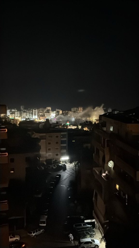 بالصورة والفيديوهات- استهداف مركز للجماعة الإسلامية في مدينة صيدا