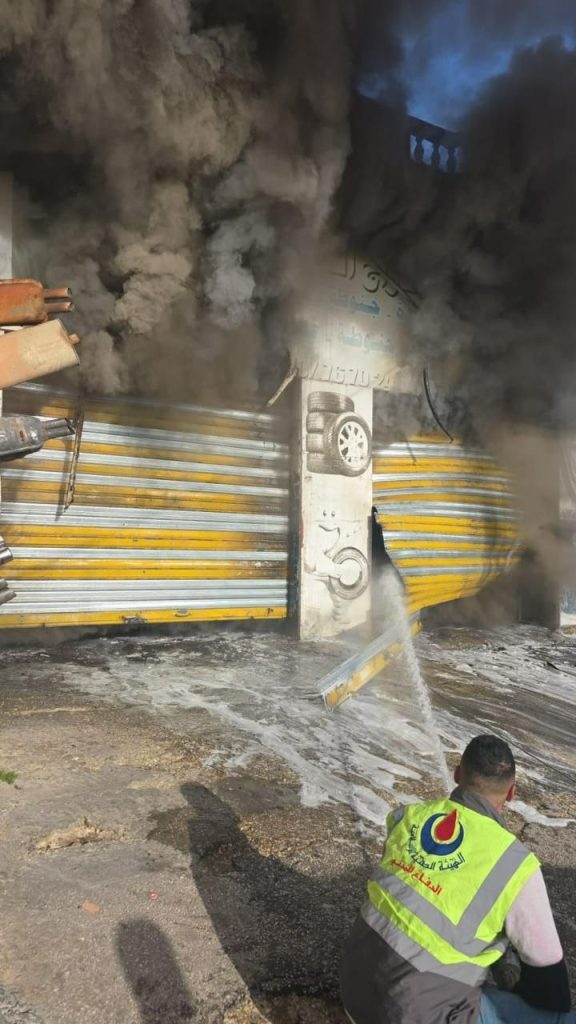 بالصورة : غارة استهدفت محل دواليب على طريق عام الشهابية كفردونين