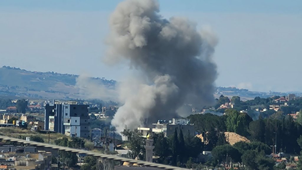 بالصورة : غارة جوية تستهدف محيط حي المسلخ في النبطية