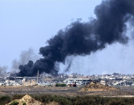 غموض يلف انفجاراً قبالة سواحل سيريك الإيرانية