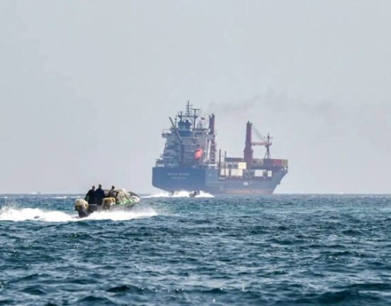 اشتباك بحري: نجاة سفينة شحن من هجوم مسلح قبالة اليمن