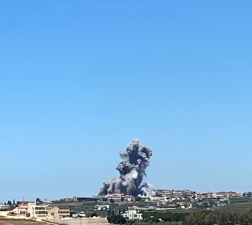 بالصورة- غارة إسرائيلية تستهدف بلدة صريفا