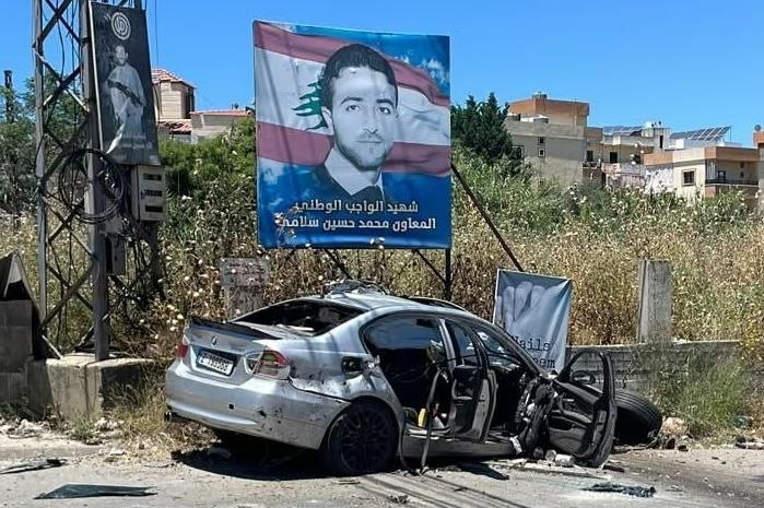 بالصور- غارة من مسيرة إسرائيلية تستهدف سيارة في بلدة الدوير