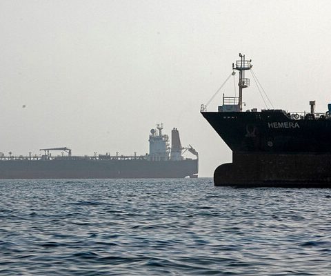 إيران تتحدى الحصار: 4 ناقلات تعبر مضيق هرمز
