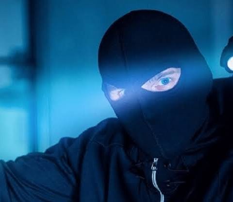 بالفيديو- بقوة السلاح.. سرقة في الأشرفية ليل أمس