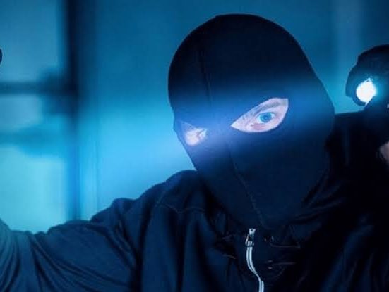 بالفيديو- بقوة السلاح.. سرقة في الأشرفية ليل أمس