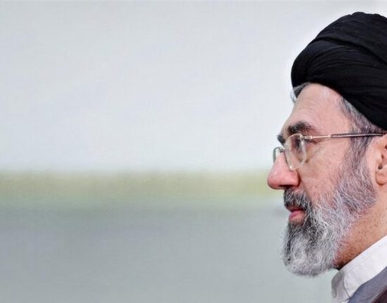 تضارب إيراني حول حقيقة بتر ساق المرشد مجتبى خامنئي