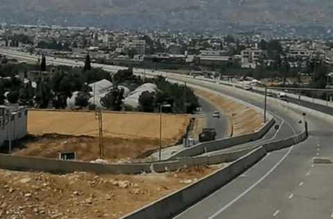 بالفيديو- بقايا صاروخ اعتراضي على الاتوستراد العربي