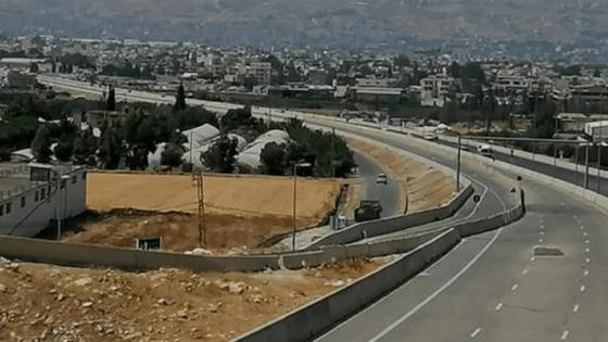 بالفيديو- بقايا صاروخ اعتراضي على الاتوستراد العربي