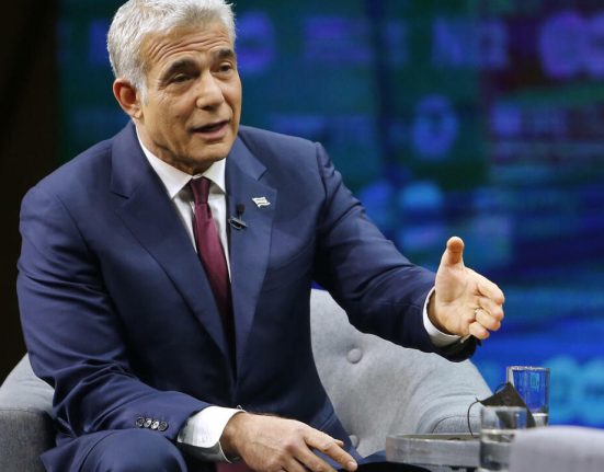 لابيد: نتنياهو أهمل هرمز وترمب فقد اهتمامه بإسرائيل