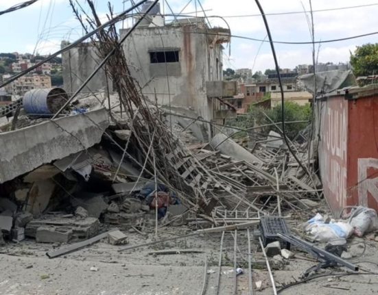 غارة إسرائيلية دموية تستهدف بلدة كفررمان فجراً: سقوط ضحايا وفرق الإغاثة تبحث عن مفقودين تحت الأنقاض