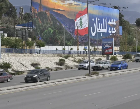 لافتات "شكراً لإيران الوفية" على طريق مطار بيروت