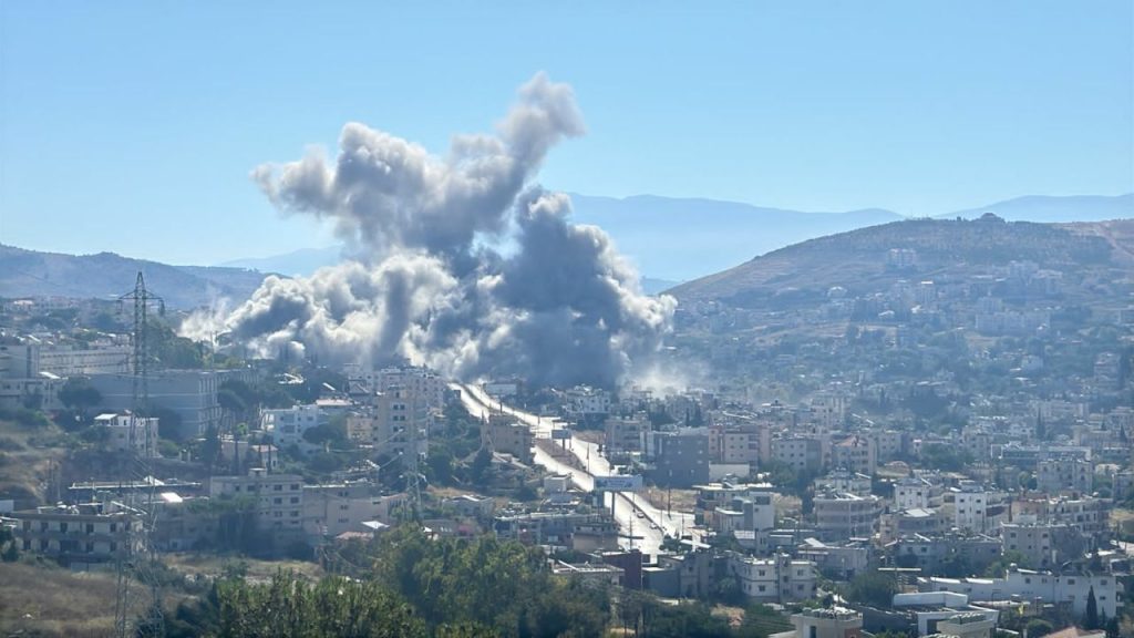 بالصورة: غارات الطيران الحربي مستهدفاً كفررمان على دفعتين 4 بالصورة: غارات الطيران الحربي مستهدفاً كفررمان على دفعتين