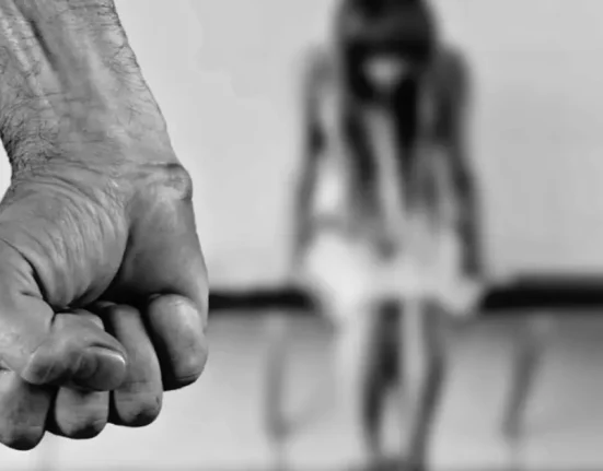 بالفيديو- اعتداء دموي في شتورة: ضرب زوجته في مقهى ولاذ بالفرار