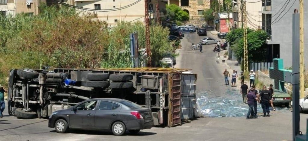 بالصورة- انقلاب شاحنة محملة بالزجاج في الدكوانة