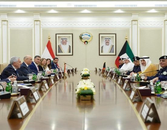 مباحثات الحجار والصباح في الكويت: تفعيل التنسيق الأمني الشامل