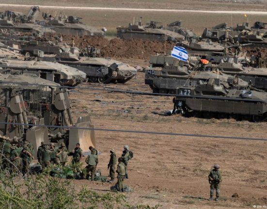 ضابط إسرائيلي: إيران تفرض "توحيد الساحات" وتقيدنا في لبنان
