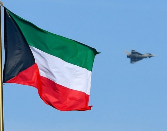 استهداف إيراني لمطار الكويت: إصابات وتعليق الرحلات الجوية