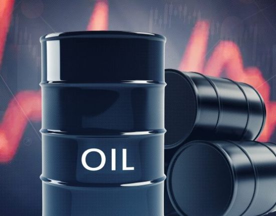 تراجع أسعار النفط عالمياً مع استئناف الملاحة بمضيق هرمز