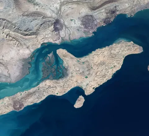 دوي انفجار قرب جزيرة قشم والأسباب لم تتضح بعد
