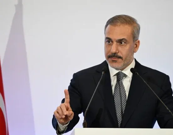 فيدان يدعو إيران وأميركا لوقف الهجمات واستكمال المفاوضات