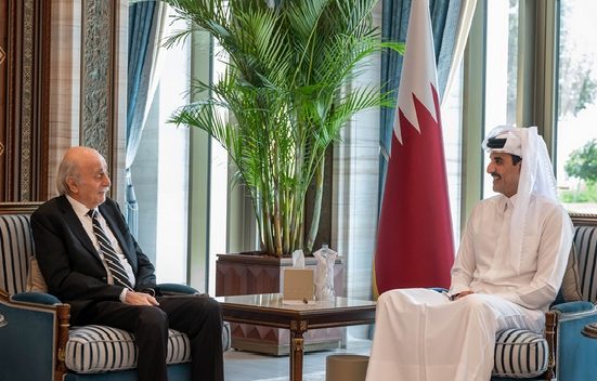 أمير قطر يستقبل جنبلاط لبحث إنهاء الحرب