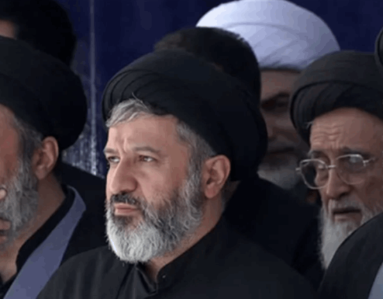 أول ظهور لأبناء خامنئي في الجنازة.. أين غاب مجتبى؟