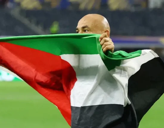 فيفا يحسم جدل معاقبة حسام حسن لرفعه علم فلسطين