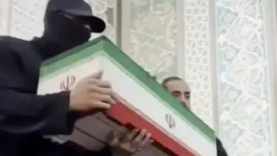 هوية الرجل المقنع في تشييع خامنئي وسر غياب مجتبى