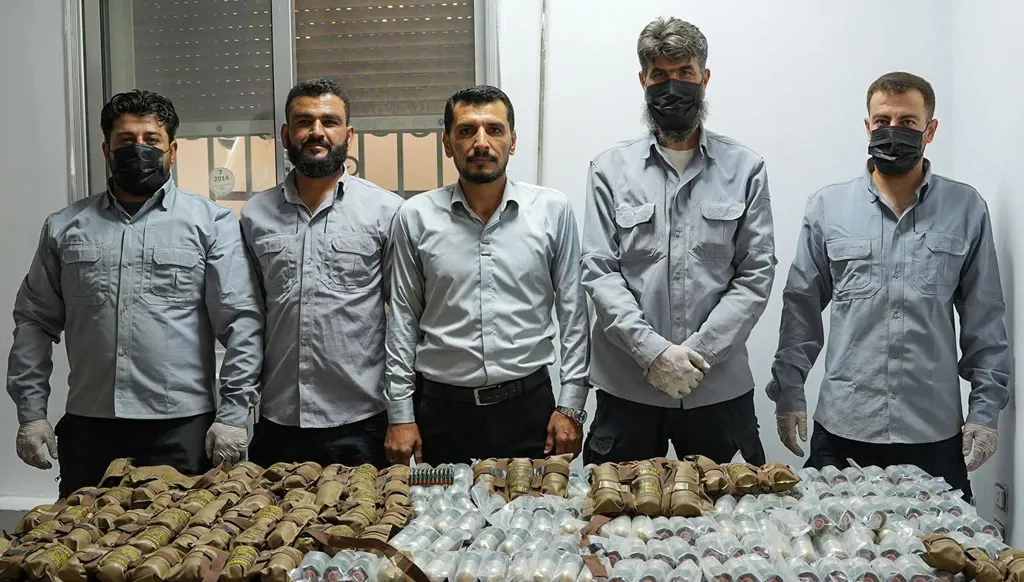 بالفيديو- سوريا تحبط تهريب 226 قنبلة كانت في طريقها إلى لبنان 8 بالفيديو- سوريا تحبط تهريب 226 قنبلة كانت في طريقها إلى لبنان