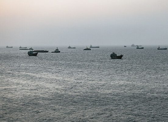 انفجار ناقلة نفط في مضيق هرمز إثر اصطدامها بلغم بحري