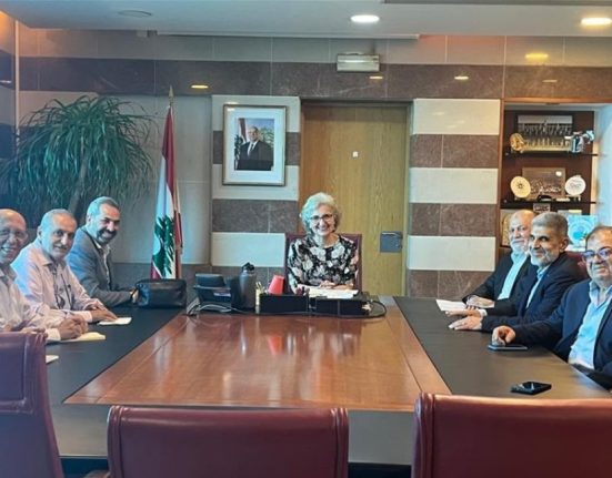 وزيرة التربية تبحث تأمين المدارس للنازحين مع وفد حزب الله