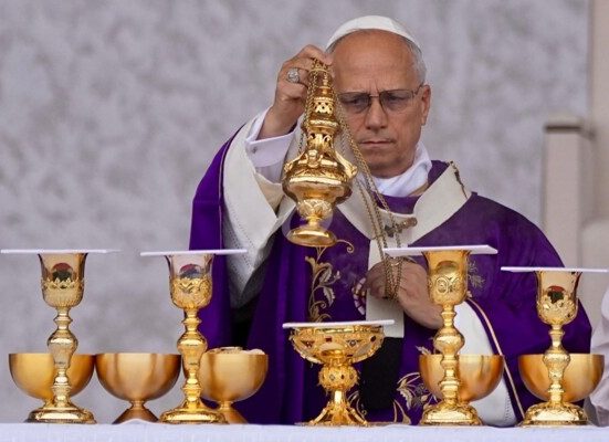 البابا لاوون الرابع عشر: التكديس والإهدار وجهان للجشع